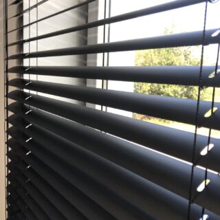 Żaluzje aluminiowe obsługiwane ręcznie - piórka 50mm